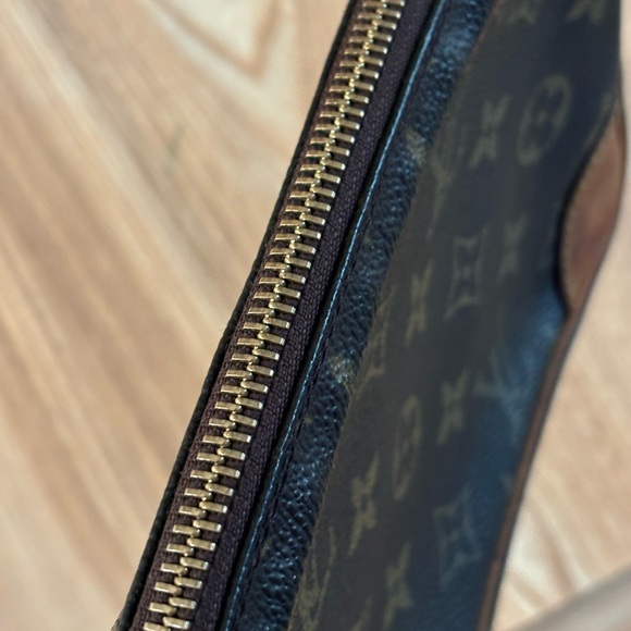 Auth Louis Vuitton Marley Dragonne PM Clutch - Picture 9 of 14